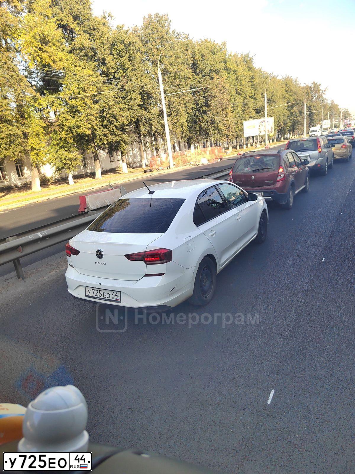 Фото автомобиля VOLKSWAGEN POLO, 2020 — госномер У725ЕО44. Цвет: Белый