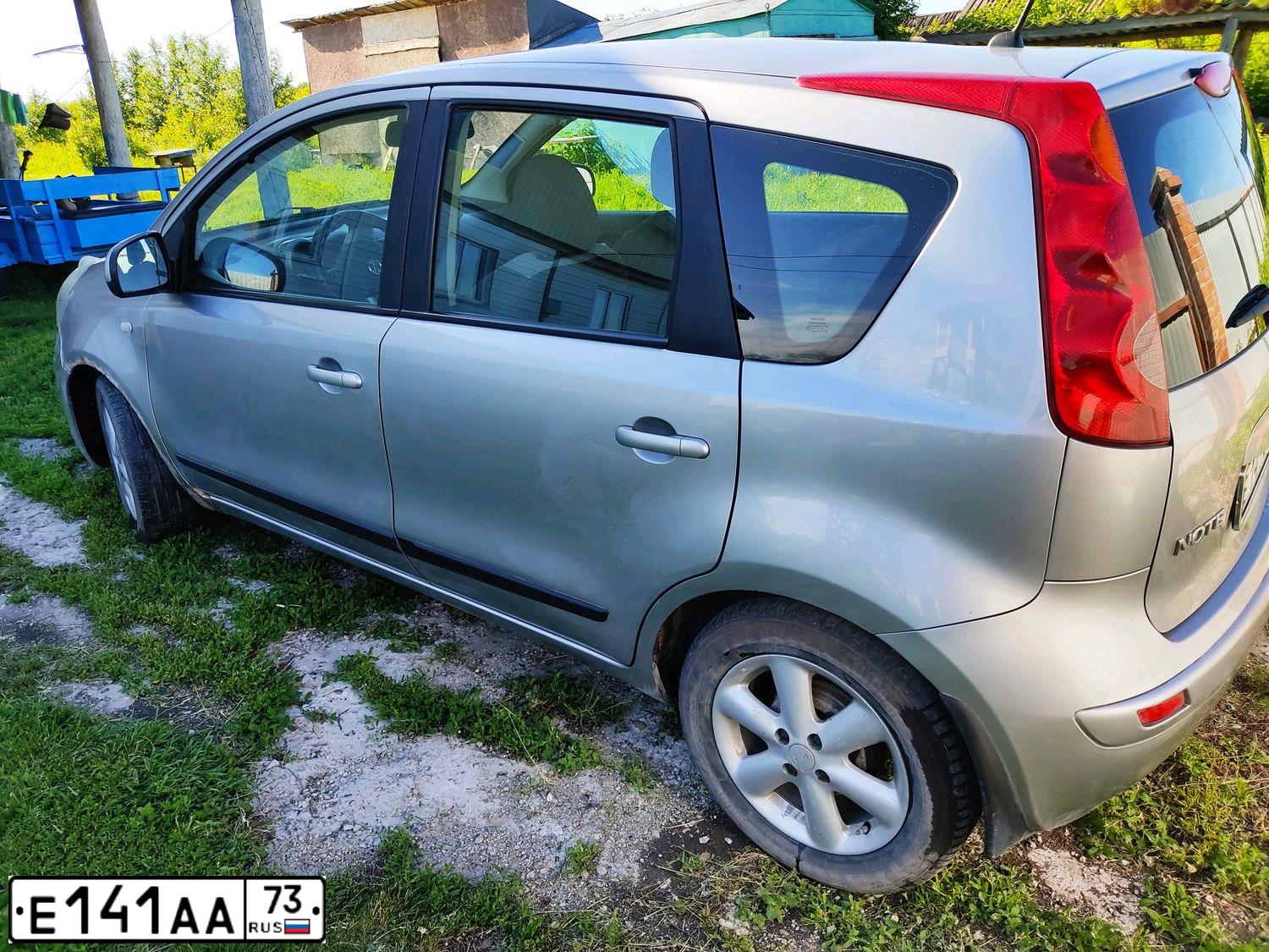 Фото автомобиля NISSAN NOTE, 2007 — госномер Е141АА73. Цвет: СЕРЕБРИСТЫЙ