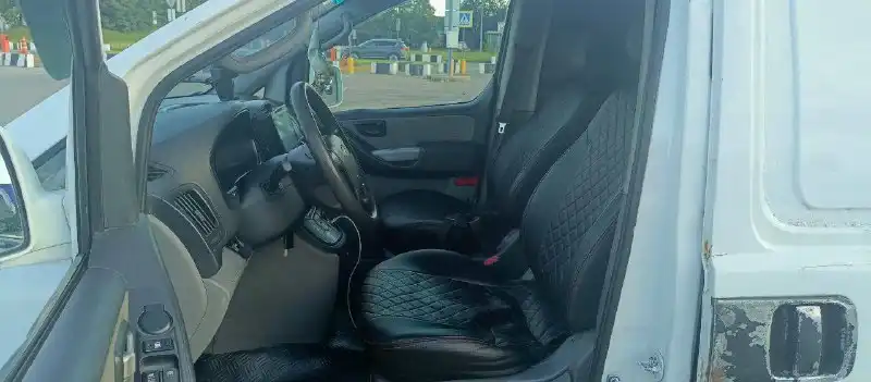 Фото автомобиля HYUNDAI GRAND STAREX, 2008 — госномер А598ЕХ977. Цвет: Белый