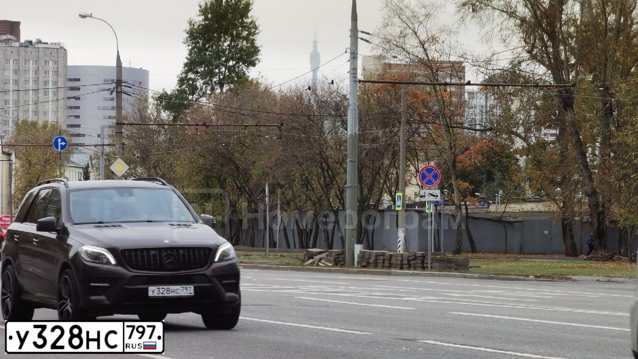 Фото автомобиля MERCEDES M-KLASSE, 2012 — госномер А104АА50. Цвет: Коричневый