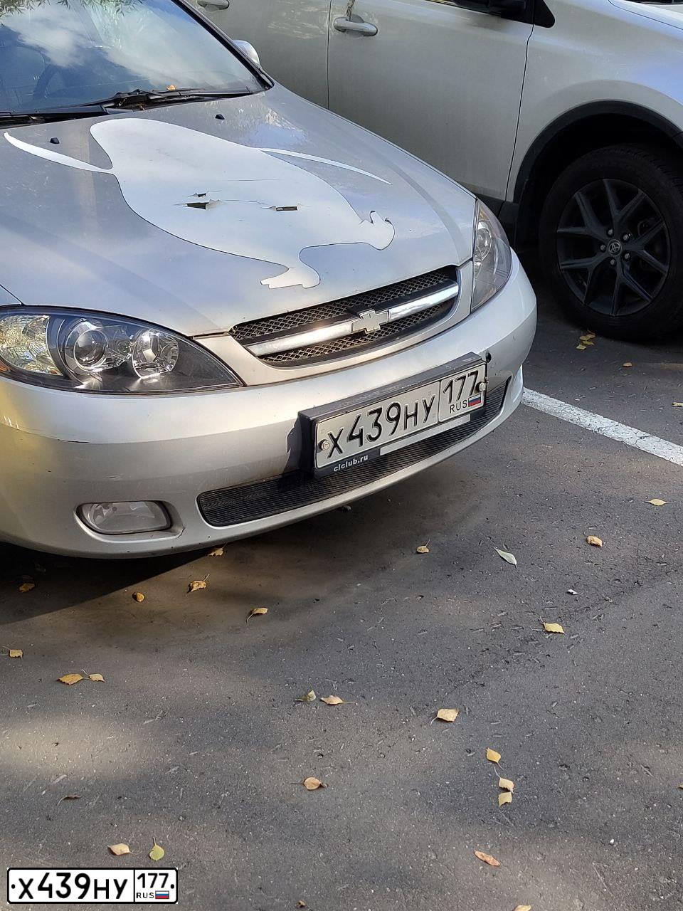 Фото автомобиля CHEVROLET LACETTI, 2005 — госномер Р063НЕ46. Цвет: СЕРЕБРИСТЫЙ