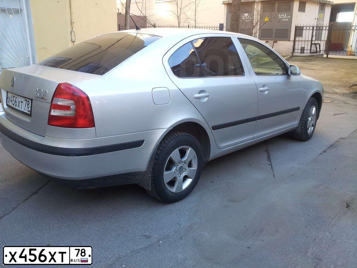 Фото автомобиля SKODA OCTAVIA, 2006 — госномер Х456ХТ78. Цвет: СВЕТЛО-СЕРЫЙ