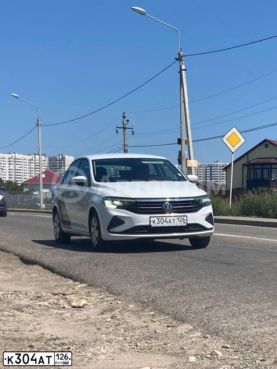 Фото автомобиля VOLKSWAGEN POLO, 2020 — госномер К304АТ126. Цвет: Белый