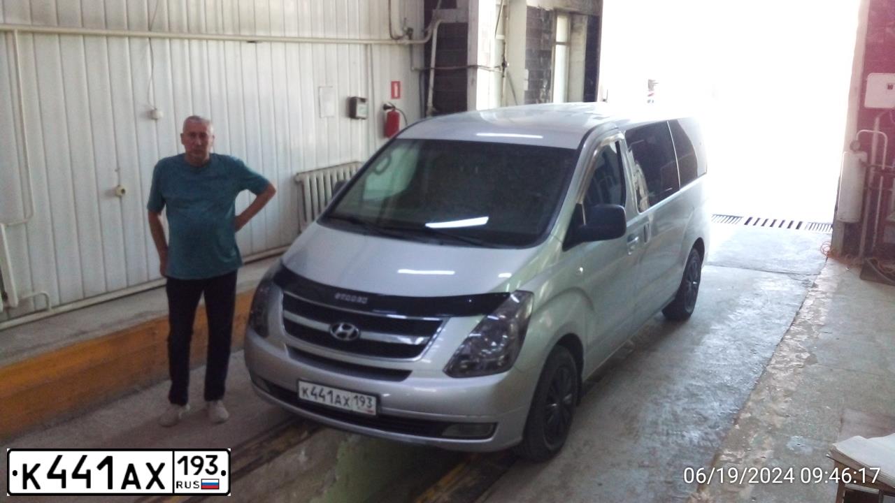 Фото автомобиля HYUNDAI GRAND STAREX, 2008 — госномер К441АХ193. Цвет: СЕРЫЙ