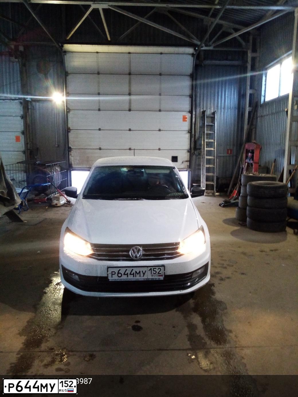 Фото автомобиля VOLKSWAGEN POLO, 2018 — госномер Р644МУ152. Цвет: Белый