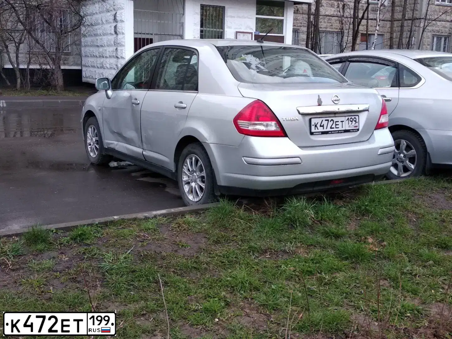 Фото автомобиля NISSAN TIIDA, 2008 — госномер К472ЕТ199. Цвет: СЕРЕБРИСТЫЙ