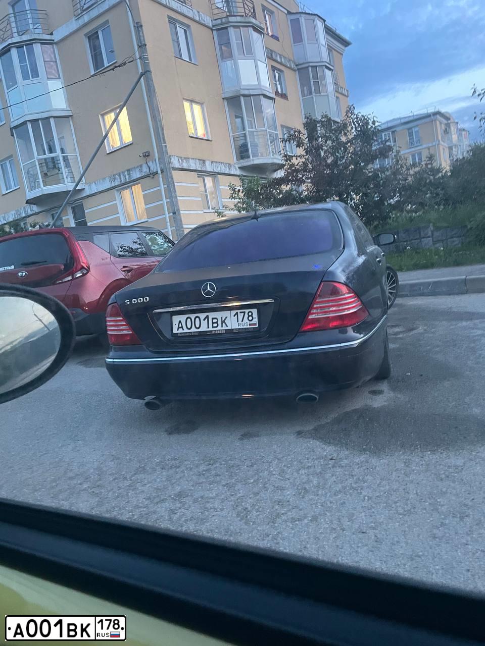 Фото автомобиля MERCEDES S-KLASSE, 2005 — госномер М592ММ77. Цвет: ТЕМНО-СИНИЙ