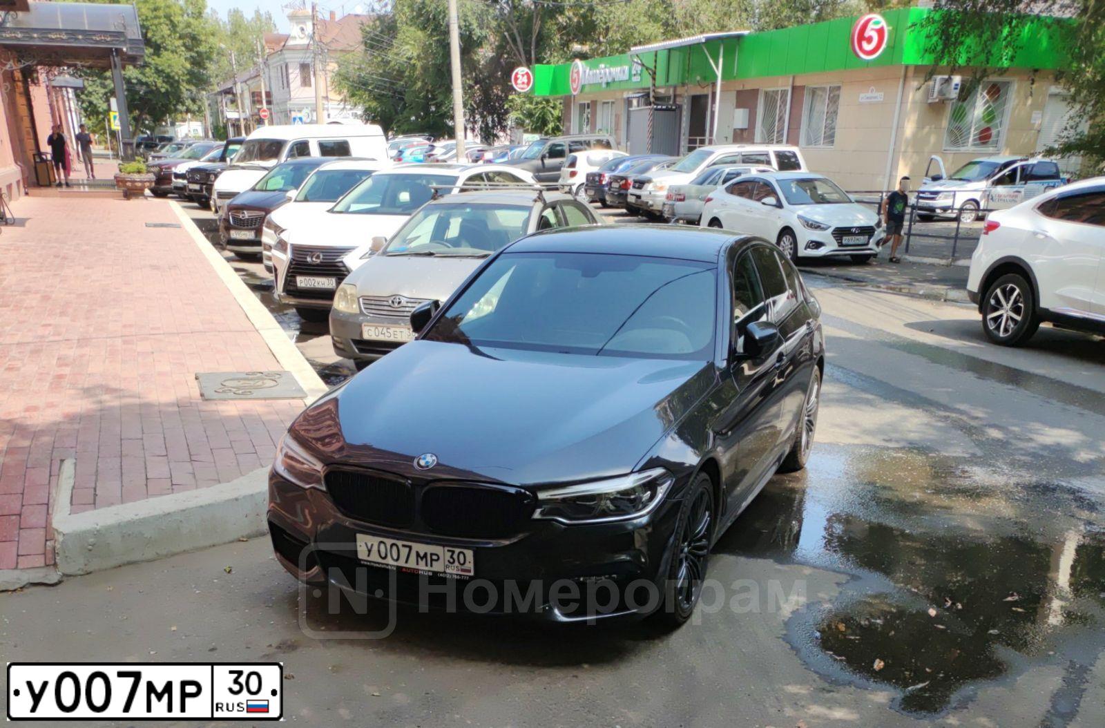 Фото автомобиля FORD FOCUS, 2008 — госномер У007МР30. Цвет: СВЕТЛО-СЕРО-ГОЛУБОЙ