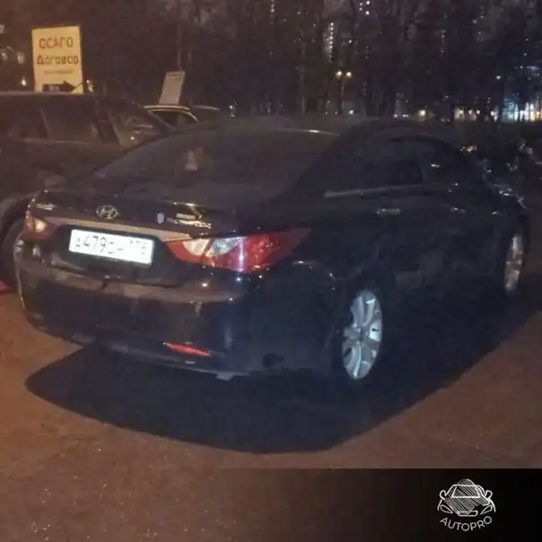 Фото автомобиля HYUNDAI SONATA, 2010 — госномер Е265ВС122. Цвет: ЧЕРНЫЙ