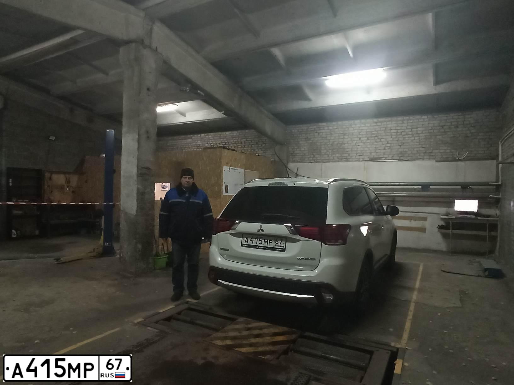 Фото автомобиля MITSUBISHI OUTLANDER, 2015 — госномер А415МР67. Цвет: Белый