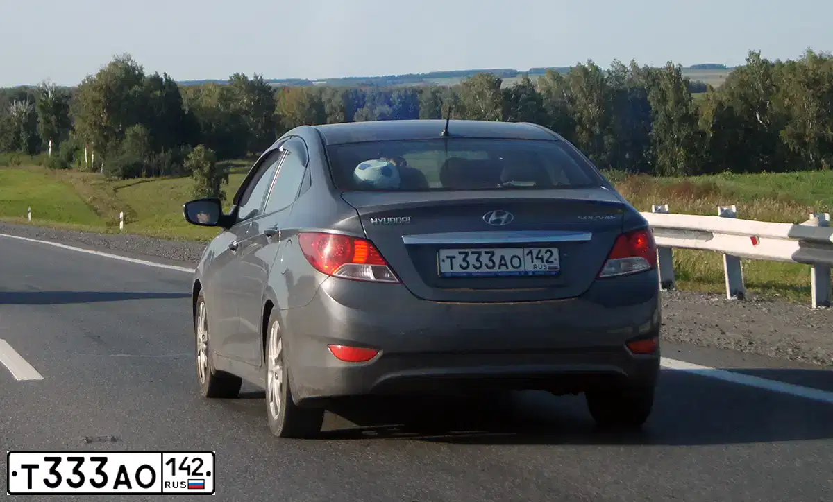 Фото автомобиля HYUNDAI SOLARIS, 2011 — госномер Т333АО142. Цвет: ЧЕРНО-СЕРЫЙ