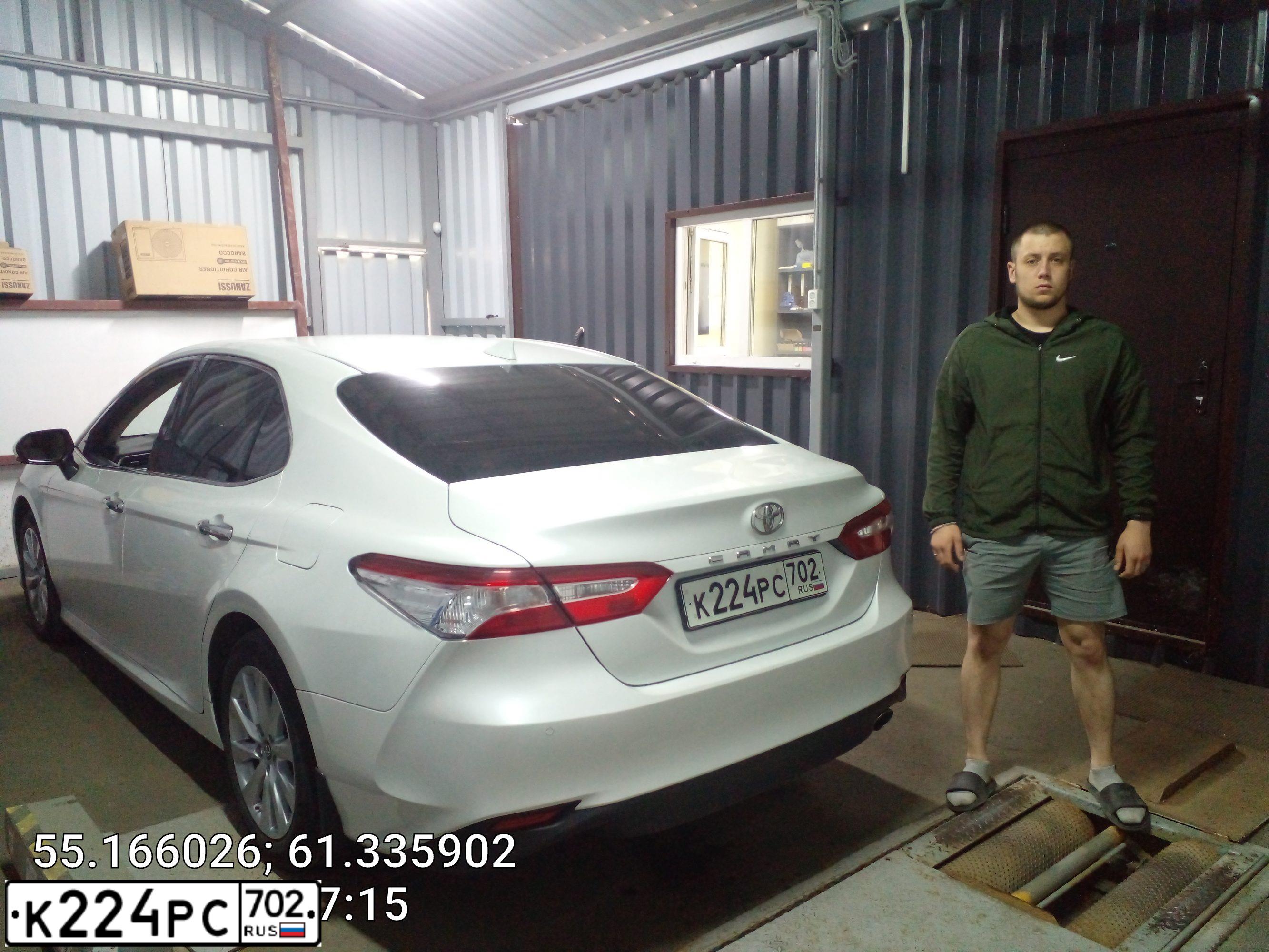 Фото автомобиля TOYOTA CAMRY, 2018 — госномер К224РС702. Цвет: БЕЛЫЙ ПЕРЛАМУТР