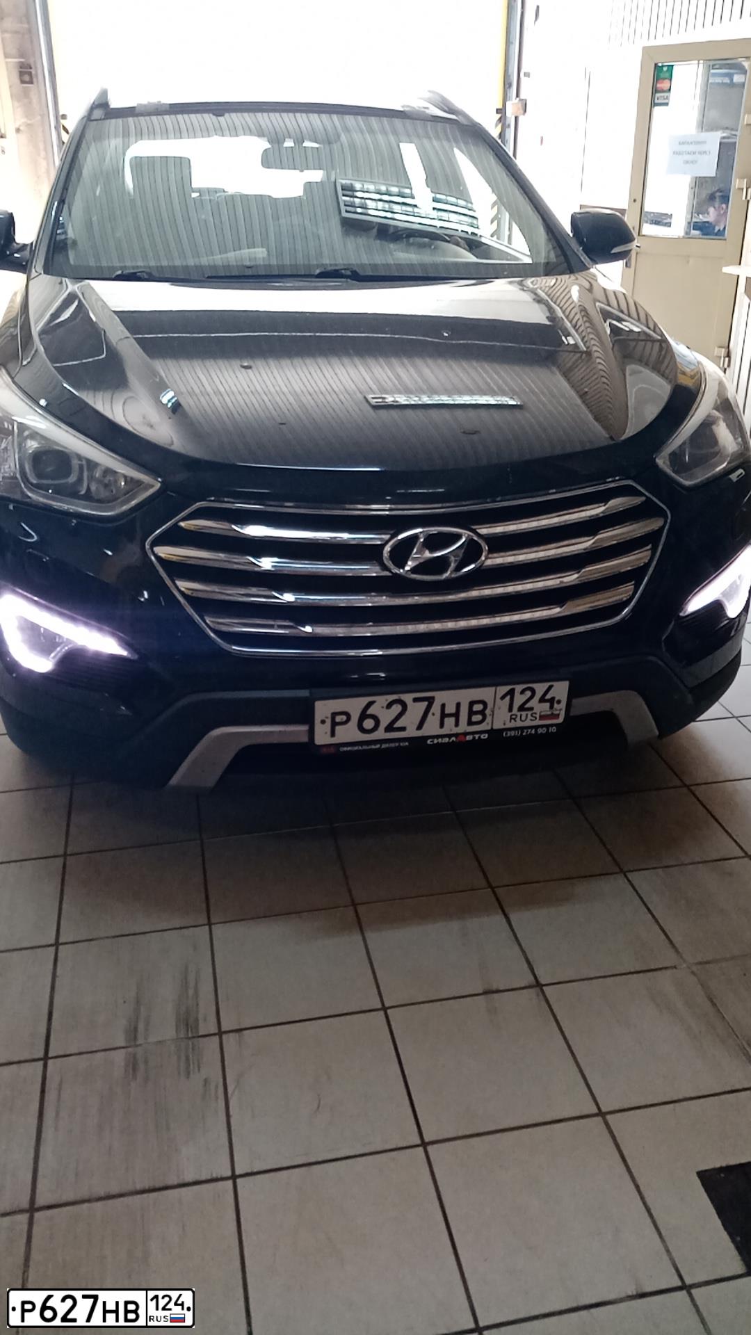 Фото автомобиля HYUNDAI GRAND SANTA FE, 2014 — госномер Р627НВ124. Цвет: ЧЕРНЫЙ