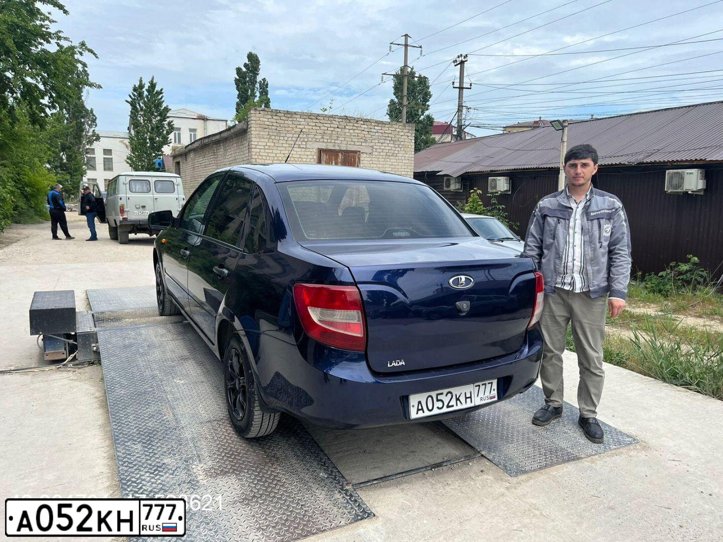 Фото автомобиля LADA 2190 GRANTA, 2014 — госномер А052КН777. Цвет: СИНИЙ