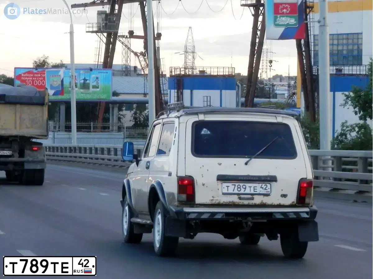 Фото автомобиля LADA 2121 NIVA, 1995 — госномер Т789ТЕ42. Цвет: САФАРИ