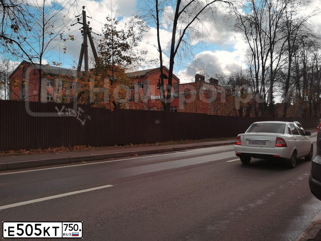 Фото автомобиля TOYOTA LANDCRUISER, 1998 — госномер Е505КТ750. Цвет: ЗЕЛЕНЫЙ