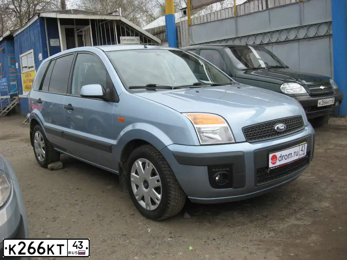 Фото автомобиля CHEVROLET T NIVA, 2004 — госномер К266КТ43. Цвет: Темно-зеленый