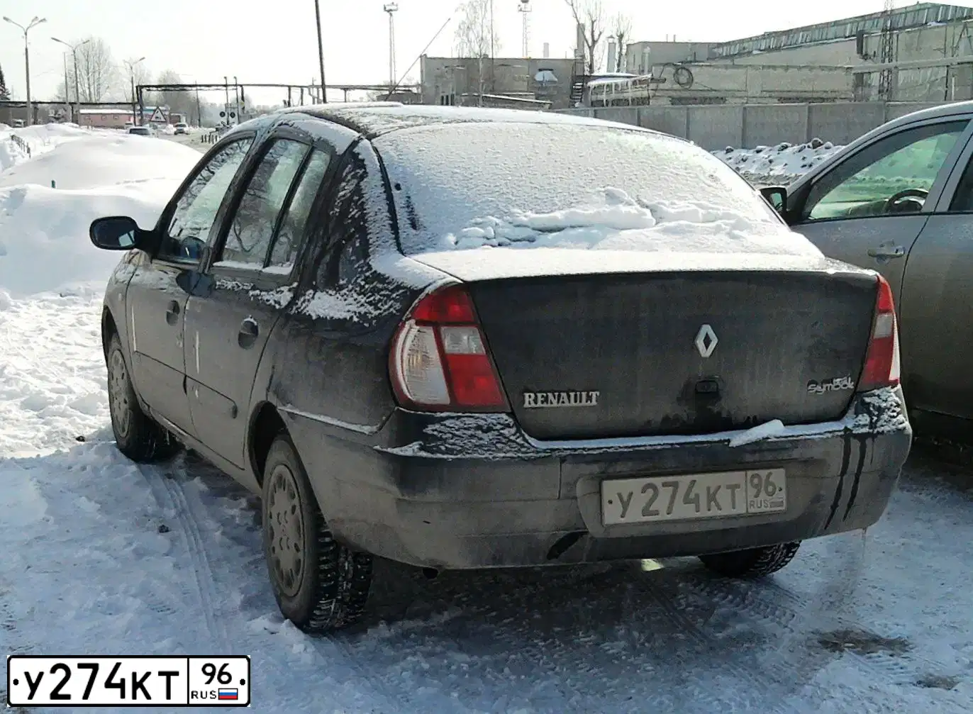 Фото автомобиля RENAULT SYMBOL, 2005 — госномер У274КТ96. Цвет: ЧЕРНЫЙ