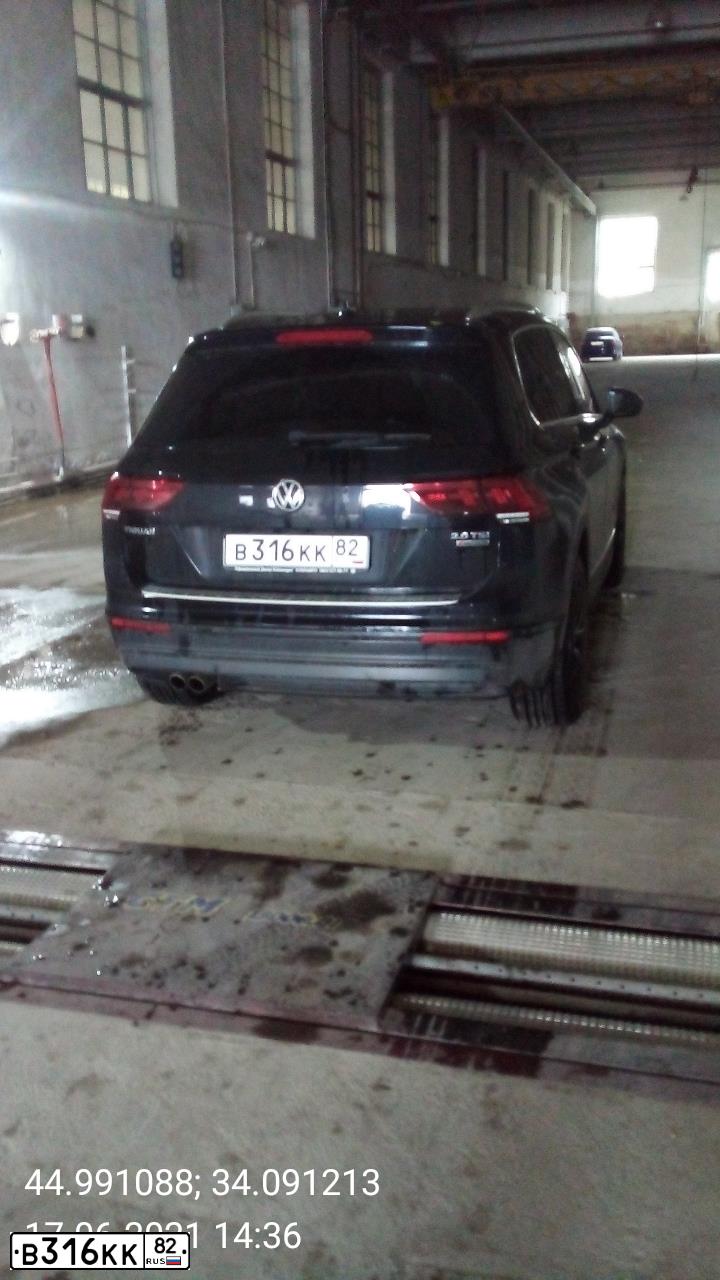 Фото автомобиля VOLKSWAGEN TIGUAN, 2017 — госномер В316КК82. Цвет: ЧЕРНЫЙ