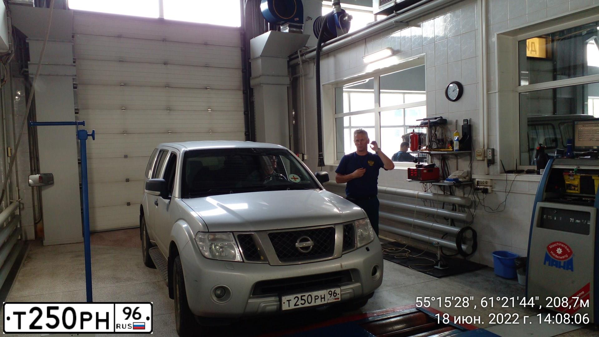 Фото автомобиля NISSAN PATHFINDER, 2011 — госномер Т250РН96. Цвет: Серебристый