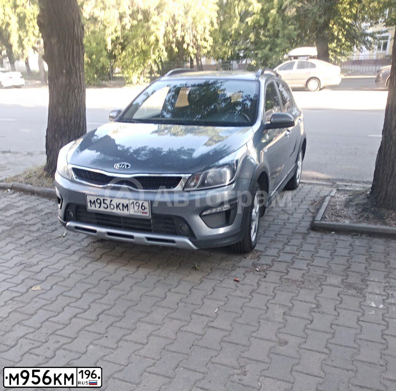 Фото автомобиля KIA RIO, 2019 — госномер М956КМ196. Цвет: СЕРЫЙ