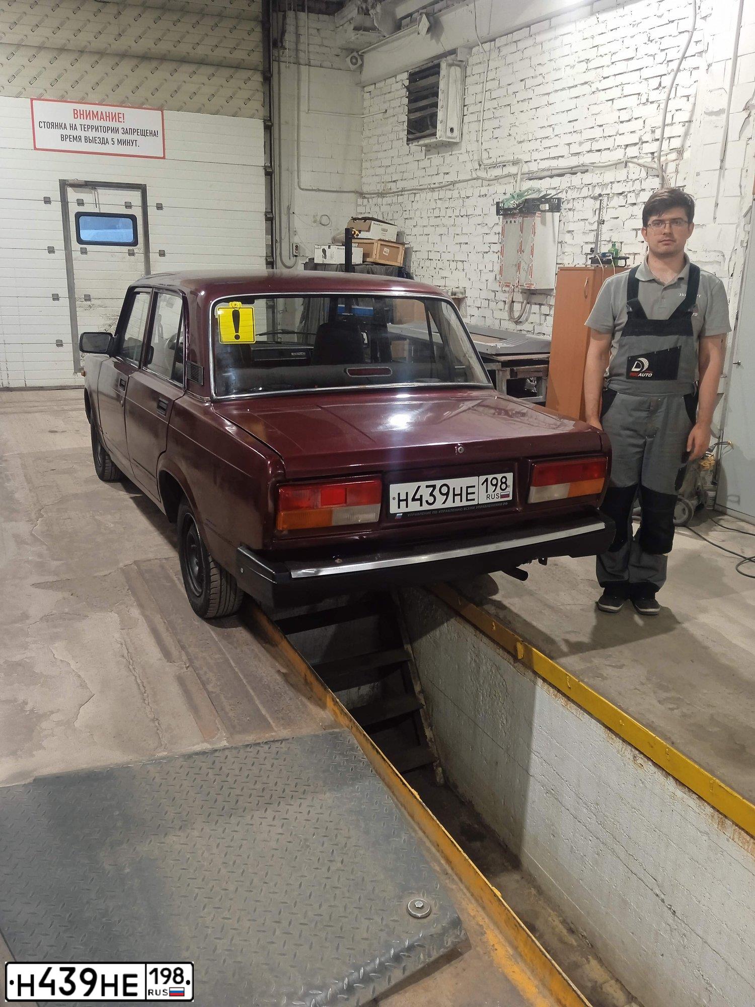 Фото автомобиля LADA 2107 LADA, 2011 — госномер Н439НЕ198. Цвет: СЕРЕБРИСТО-КРАСНЫЙ