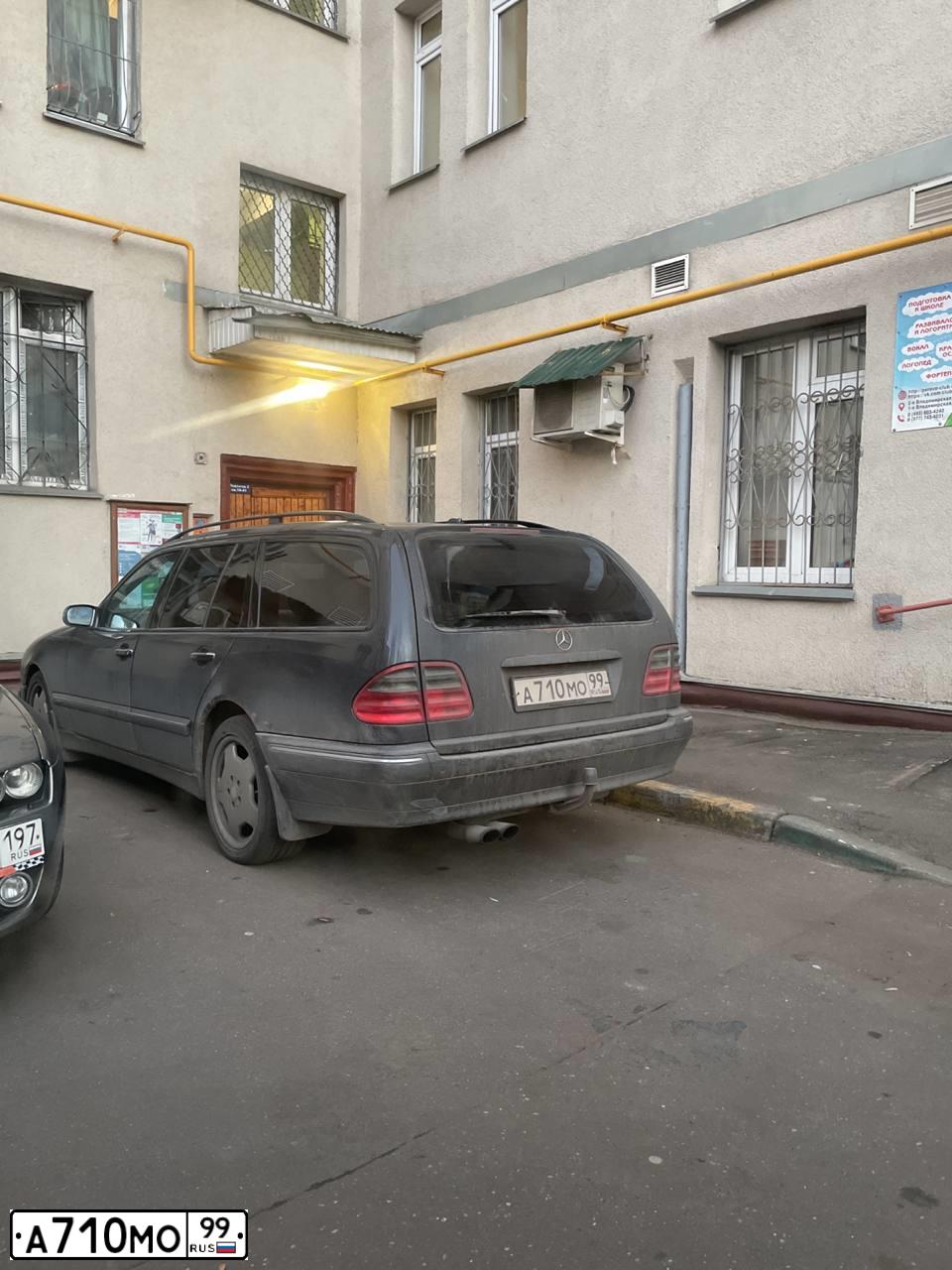 Фото автомобиля MERCEDES E-KLASSE, 2001 — госномер А710МО99. Цвет: ЧЕРНЫЙ