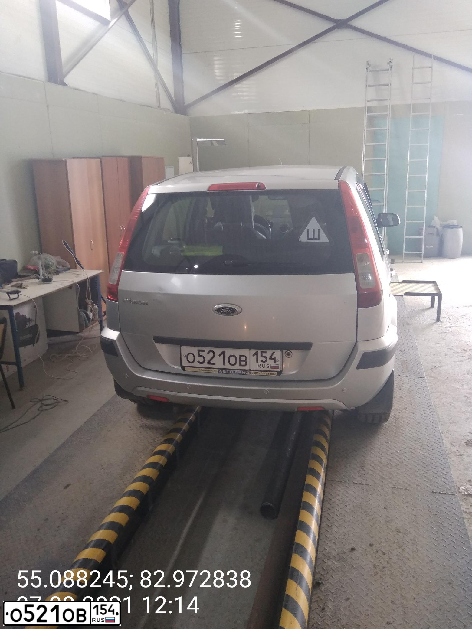 Фото автомобиля FORD FUSION, 2008 — госномер О521ОВ154. Цвет: серебристый
