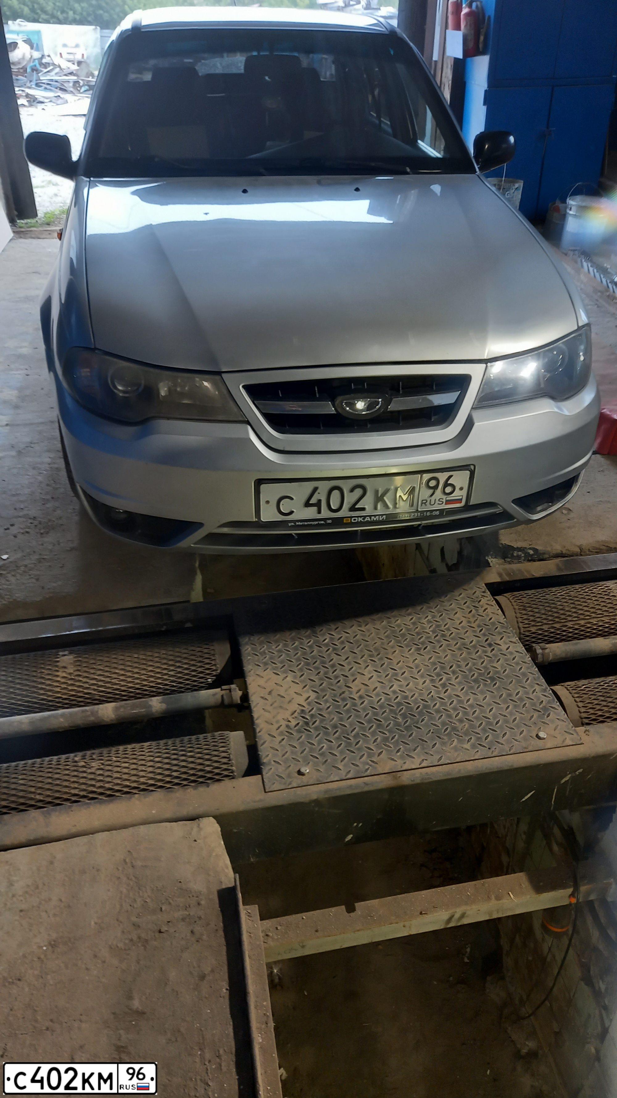 Фото автомобиля DAEWOO NEXIA, 2010 — госномер С402КМ96. Цвет: СВЕТЛО-СЕРЫЙ