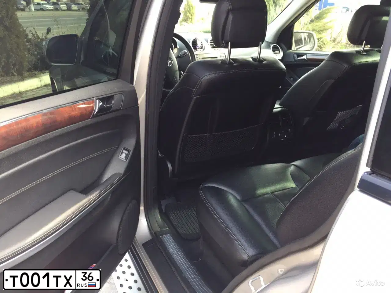 Фото автомобиля VOLKSWAGEN TOUAREG, 2010 — госномер М528УР164. Цвет: Серебристый
