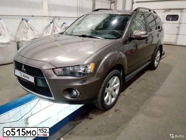 Фото автомобиля MITSUBISHI OUTLANDER, 2011 — госномер О515МО152. Цвет: КОРИЧНЕВЫЙ