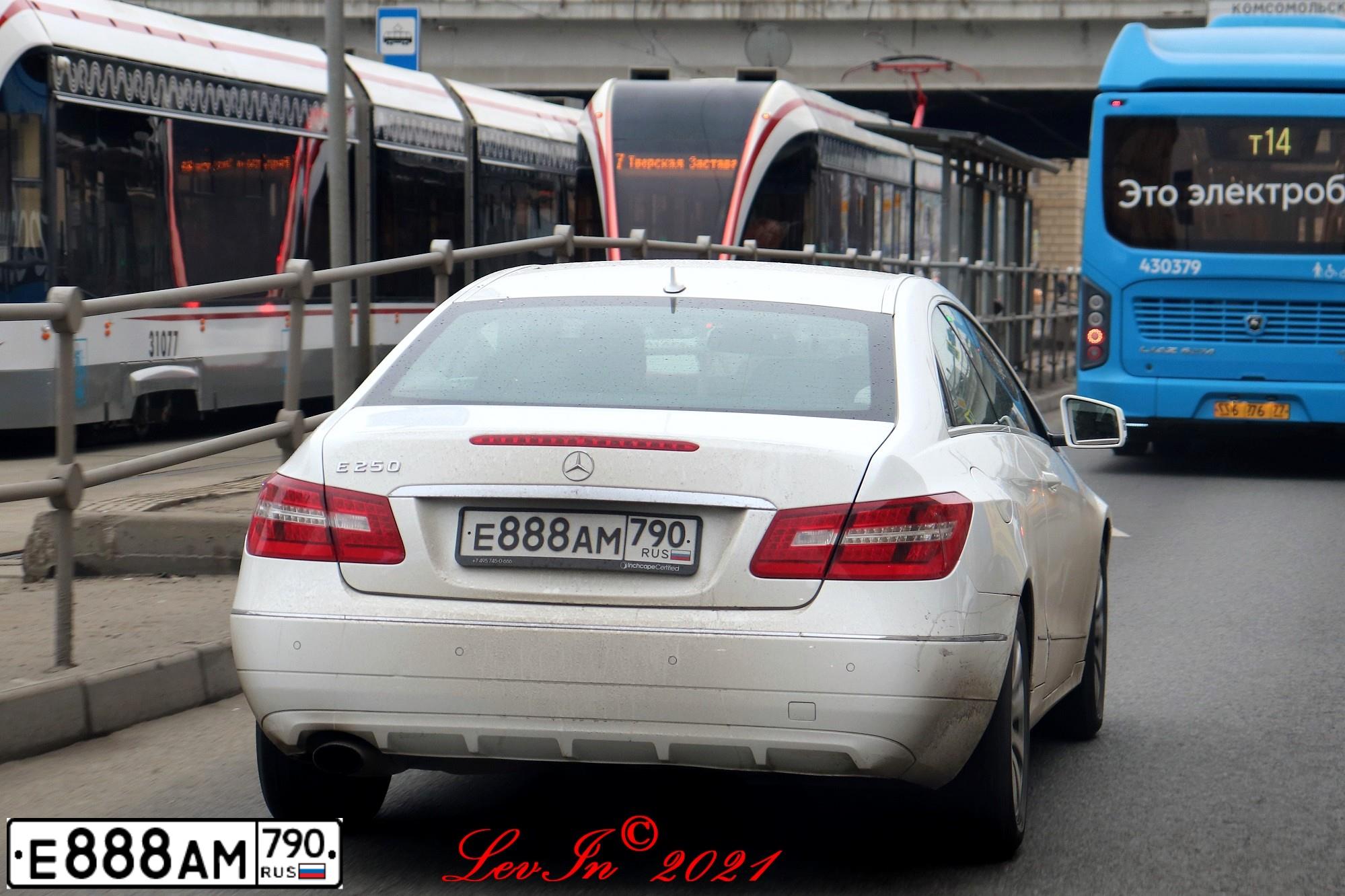 Фото автомобиля MERCEDES E-KLASSE, 2013 — госномер Е888АМ790. Цвет: Белый