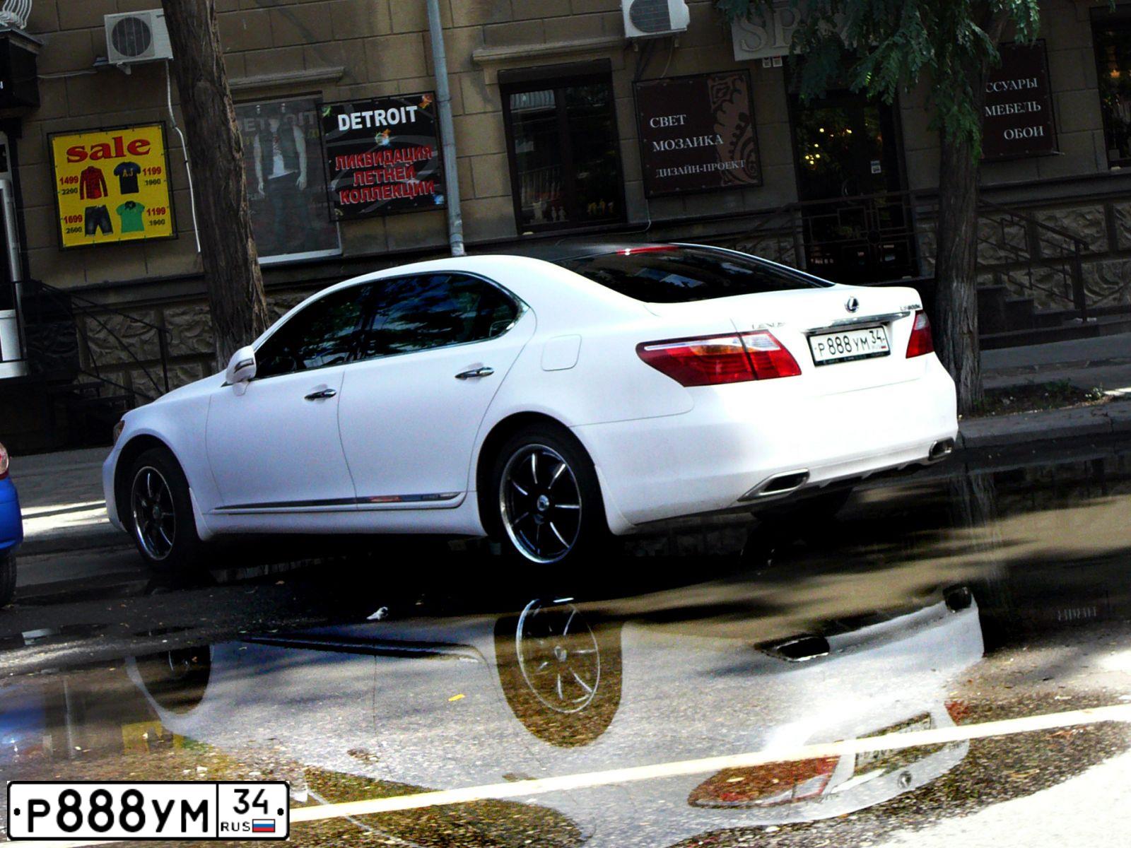 Фото автомобиля LEXUS LS, 2010 — госномер Р888УМ34. Цвет: ПЕРЛАМУТРОВО-БЕЛЫЙ