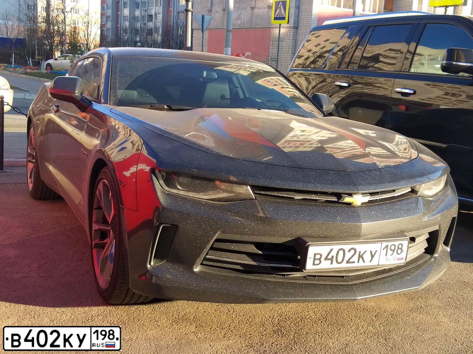 Фото автомобиля CHEVROLET CAMARO, 2016 — госномер В402КУ198. Цвет: Серый