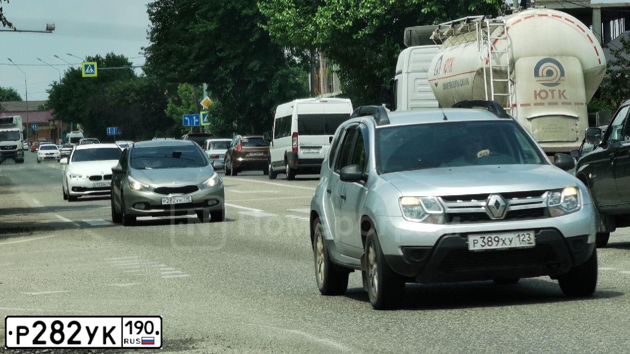 Фото автомобиля TOYOTA RAV4, 2012 — госномер Р282УК190. Цвет: БРОНЗОВЫЙ