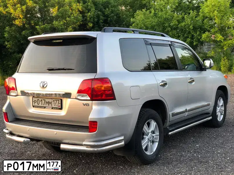 Фото автомобиля TOYOTA LANDCRUISER 200, 2012 — госномер Р017ММ177. Цвет: Серебристый