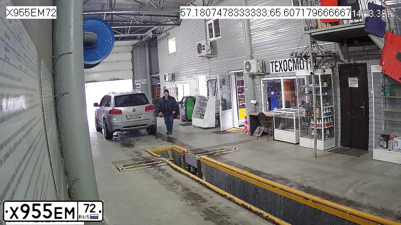 Фото автомобиля VOLKSWAGEN TOUAREG, 2006 — госномер Х955ЕМ72. Цвет: СВЕТЛО-СЕРЫЙ