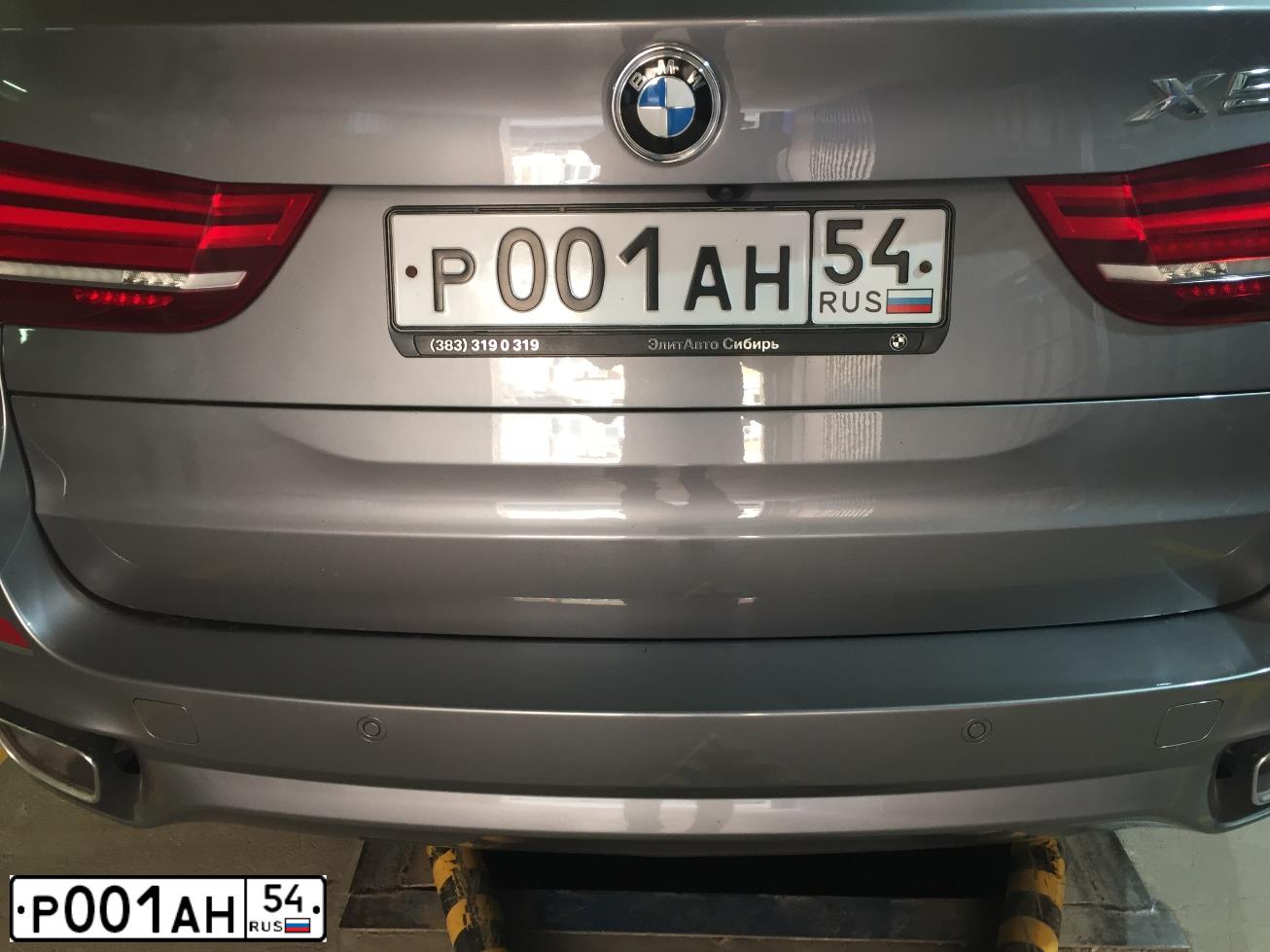 Фото автомобиля BMW X6, 2017 — госномер Р001АН54. Цвет: Серый