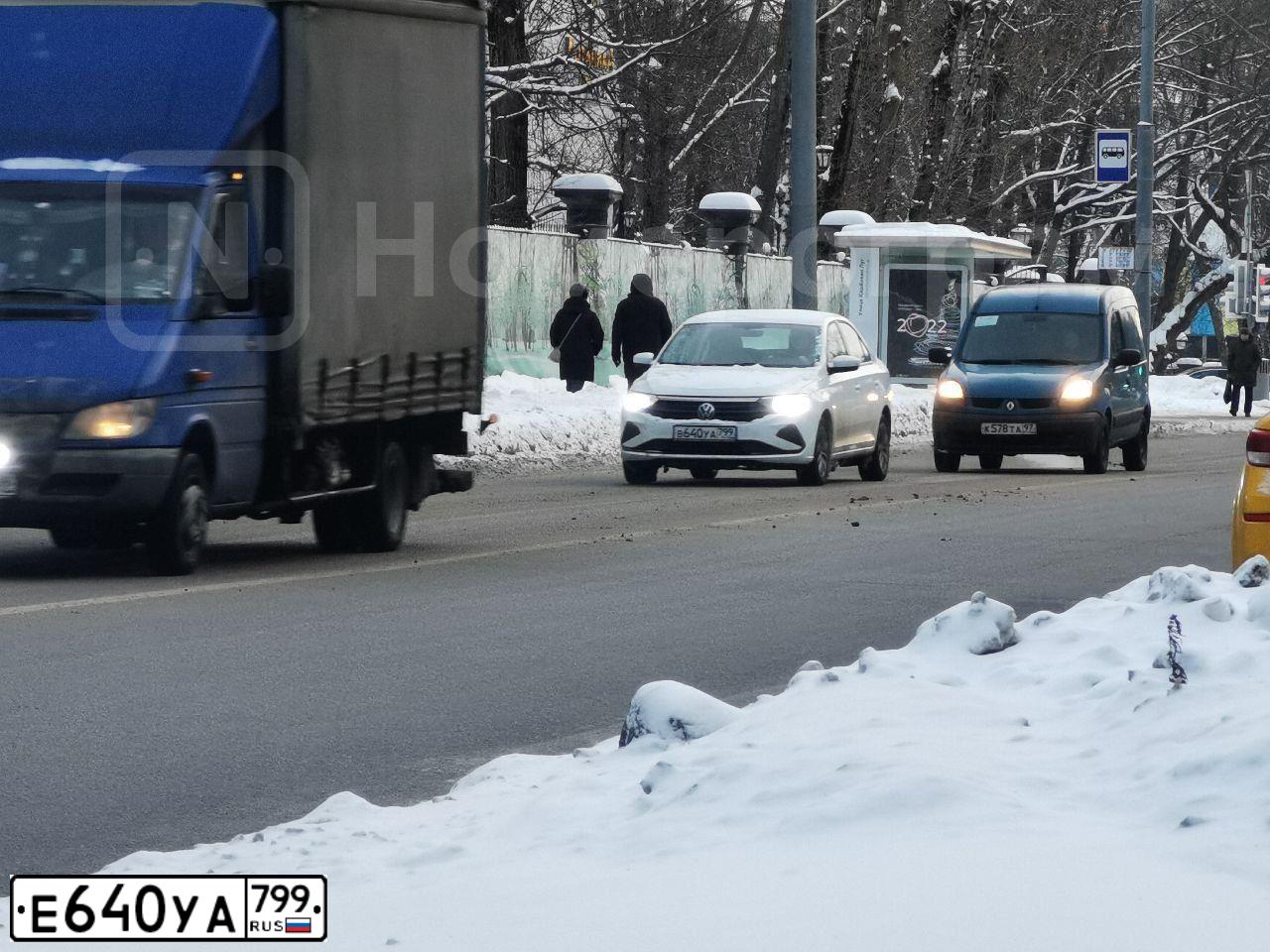 Фото автомобиля VOLKSWAGEN TOUAREG, 2014 — госномер Е640УА799. Цвет: ЧЕРНЫЙ