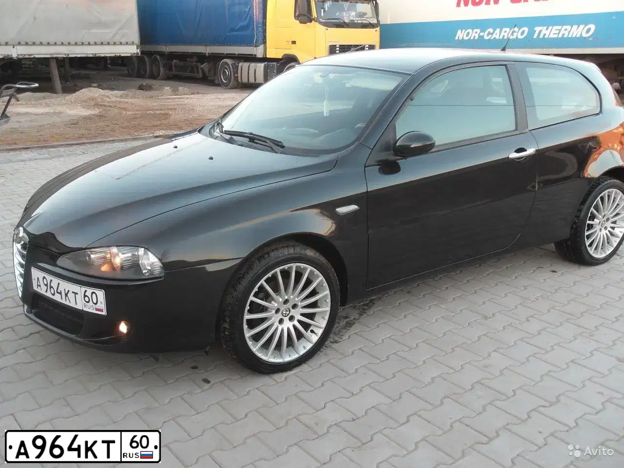 Фото автомобиля ALFAROMEO ALFA 147, 2008 — госномер А964КТ60. Цвет: ЧЕРНЫЙ