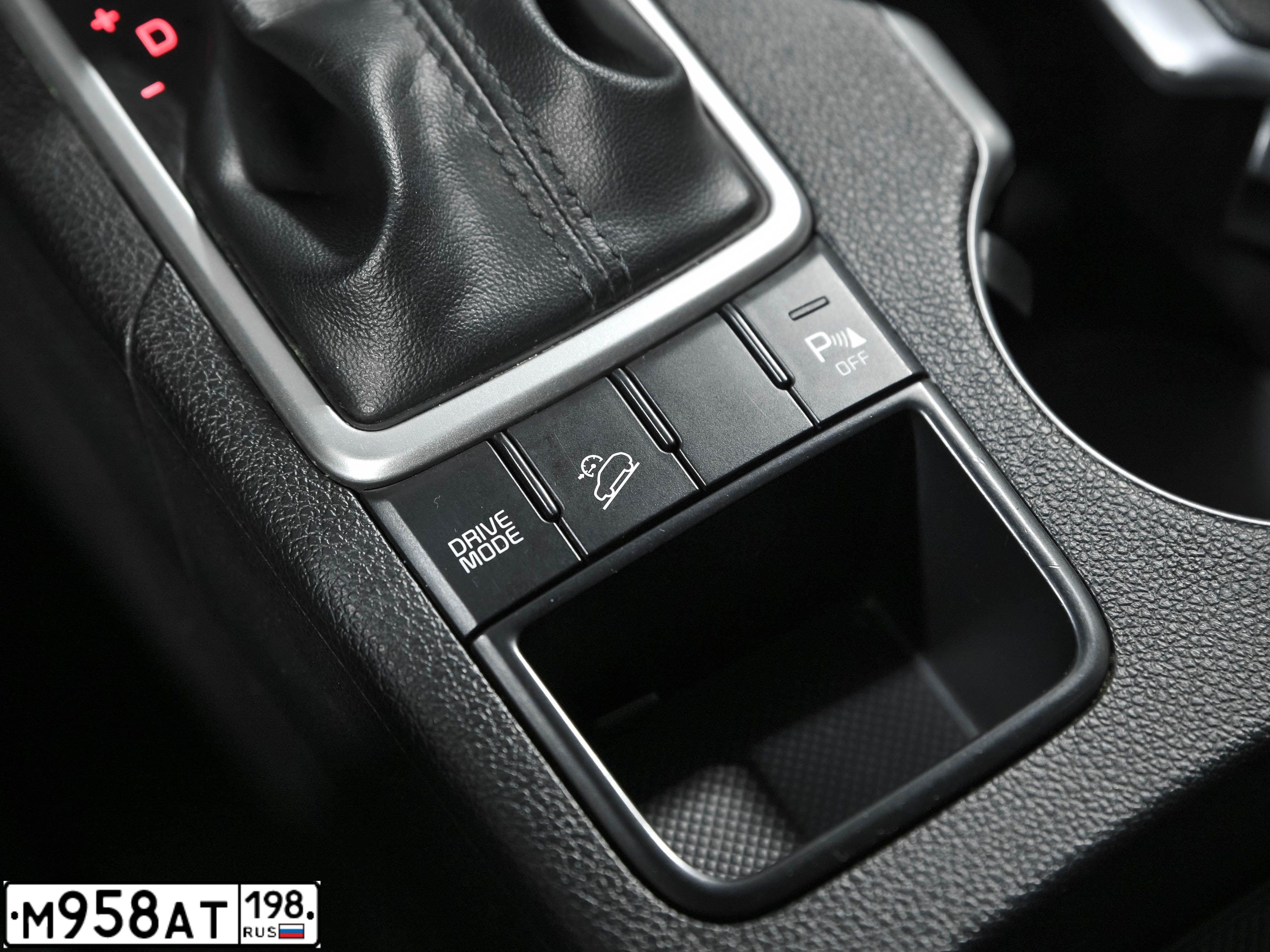 Фото автомобиля KIA SPORTAGE, 2017 — госномер М958АТ198. Цвет: Коричневый