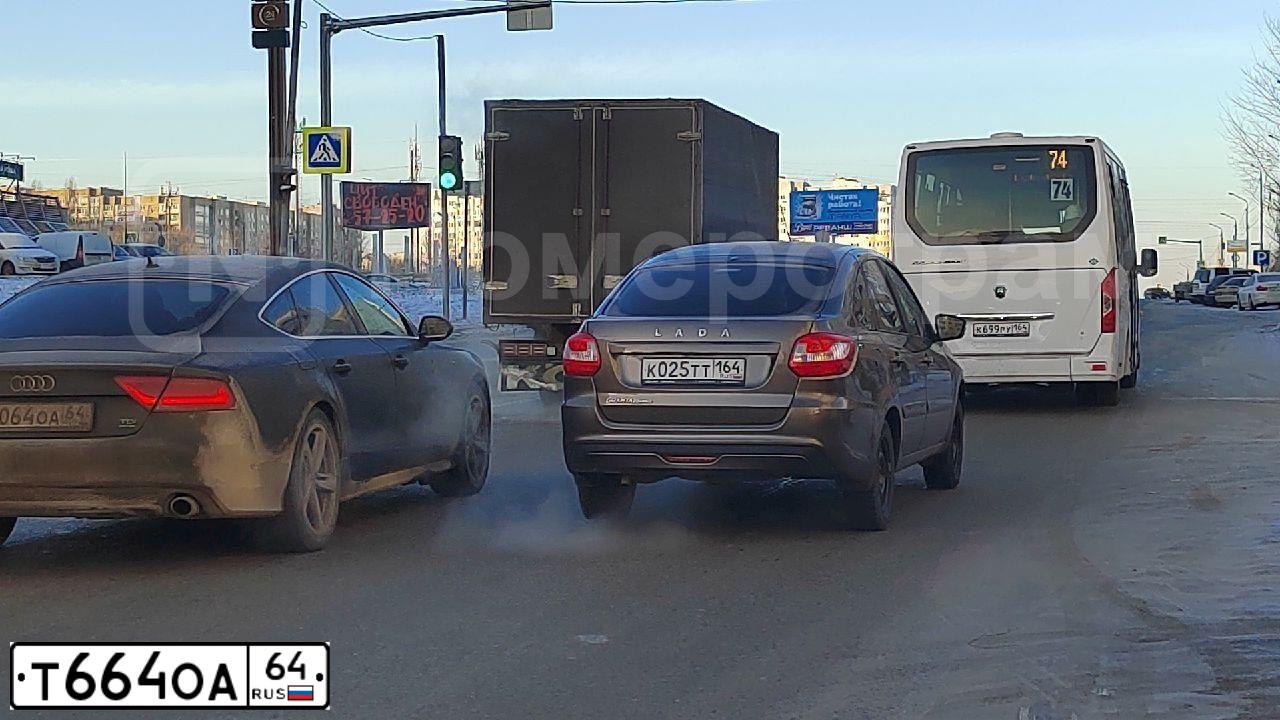 Фото автомобиля HYUNDAI SONATA, 1998 — госномер Т664ОА64. Цвет: ЧЕРНЫЙ