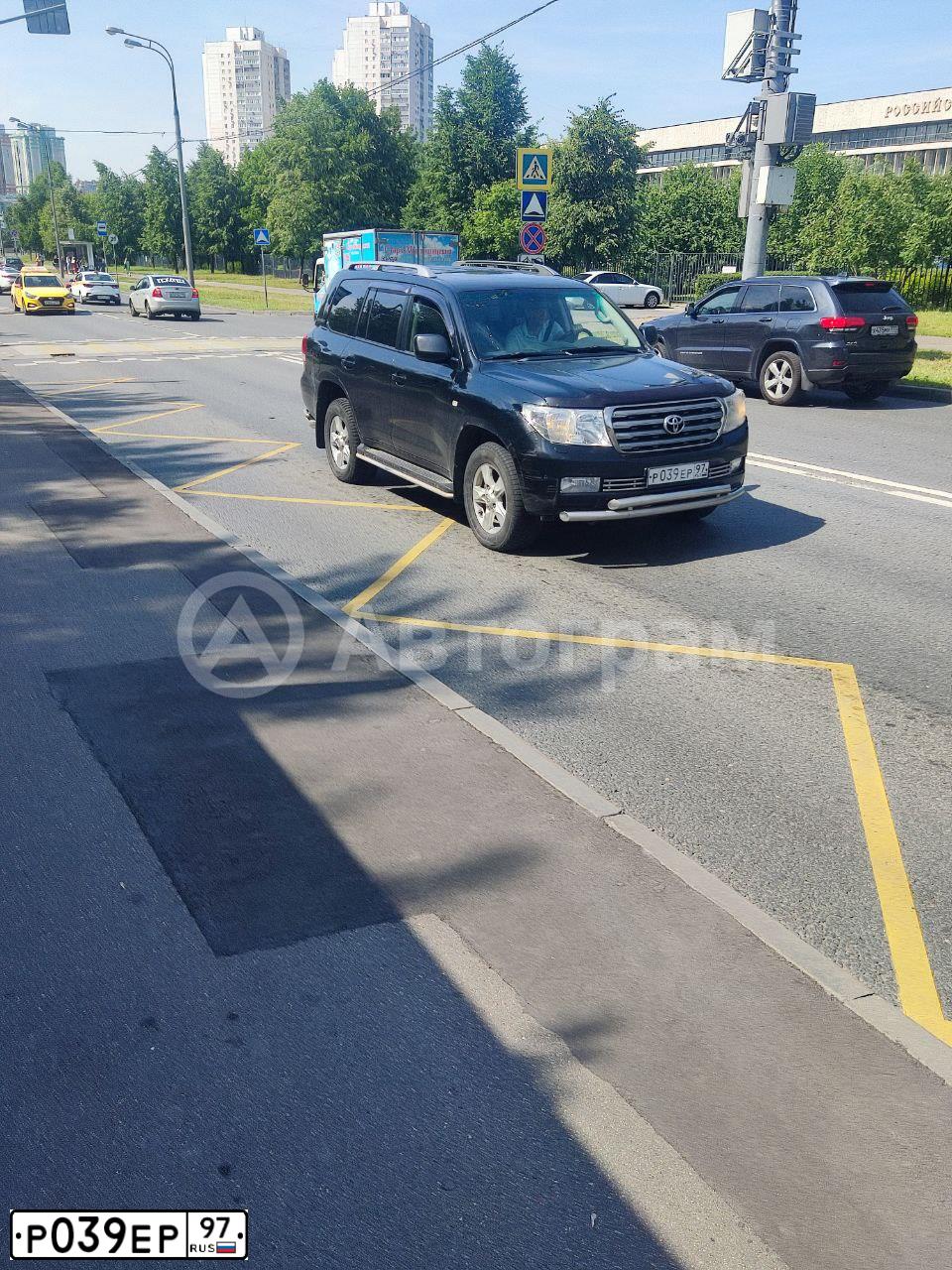 Фото автомобиля TOYOTA LANDCRUISER 200, 2011 — госномер Р039ЕР97. Цвет: ЧЕРНЫЙ