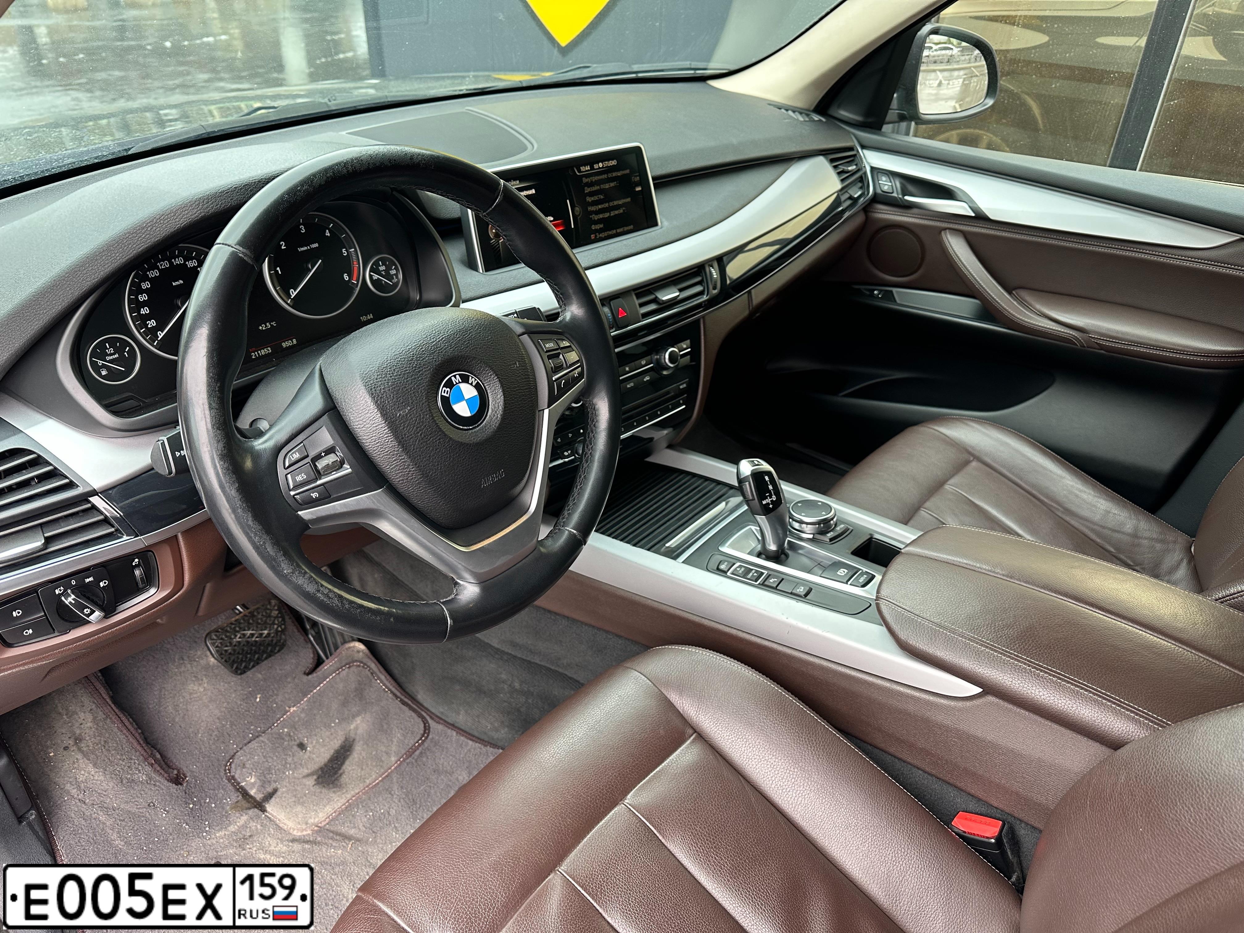 Фото автомобиля LADA 2190 GRANTA, 2013 — госномер Е005КХ159. Цвет: Оранжевый