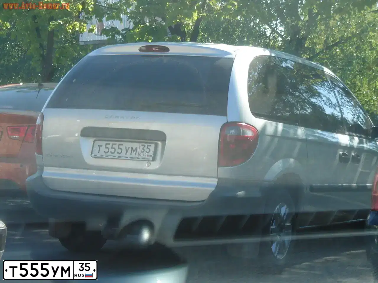Фото автомобиля DODGE GRAND CARAVAN, 2005 — госномер Т555УМ35. Цвет: СЕРЕБРИСТЫЙ