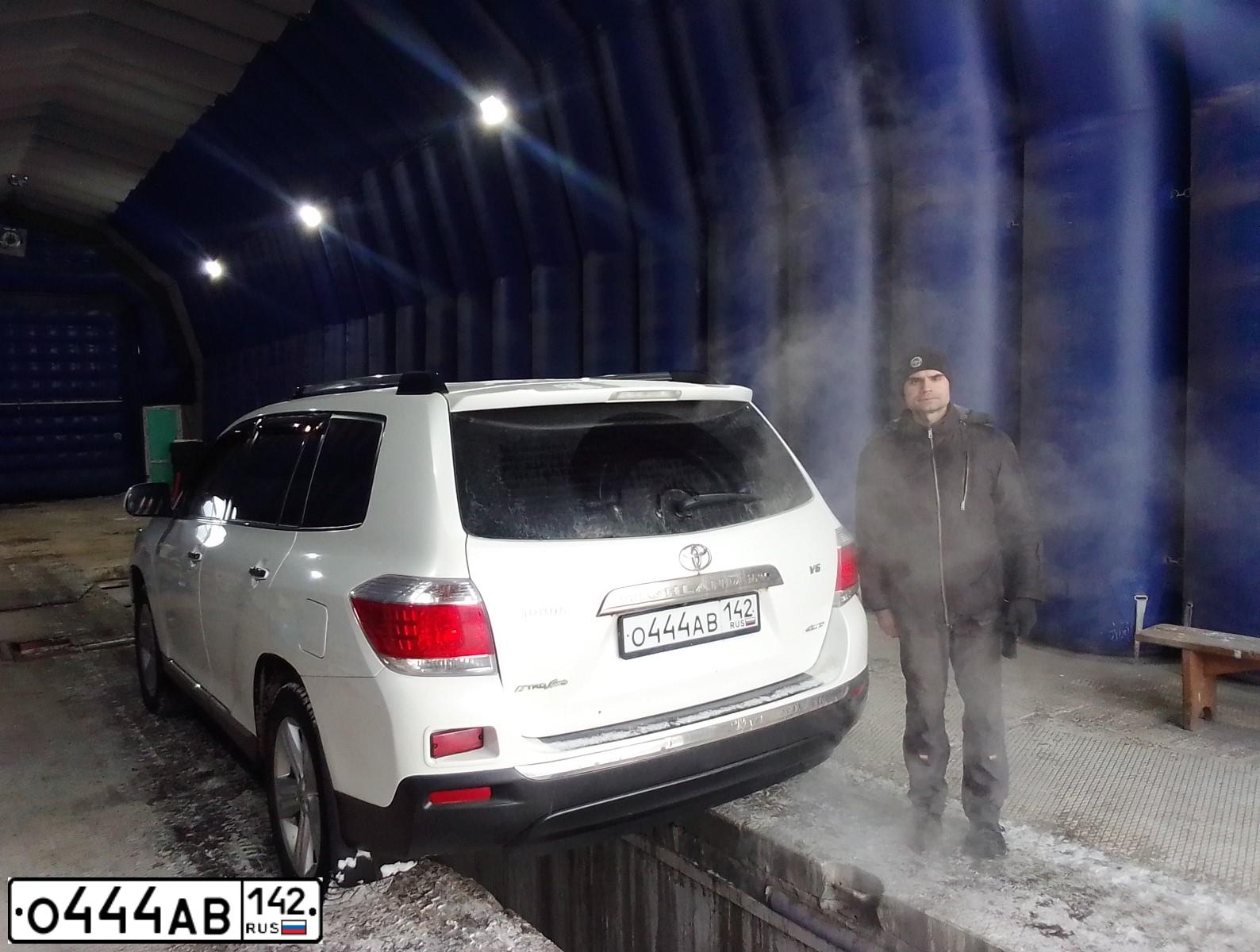 Фото автомобиля TOYOTA HIGHLANDER, 2011 — госномер Е500ХМ42. Цвет: Белый