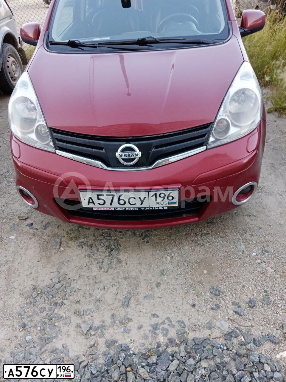 Фото автомобиля NISSAN NOTE, 2013 — госномер А576СУ196. Цвет: КРАСНЫЙ