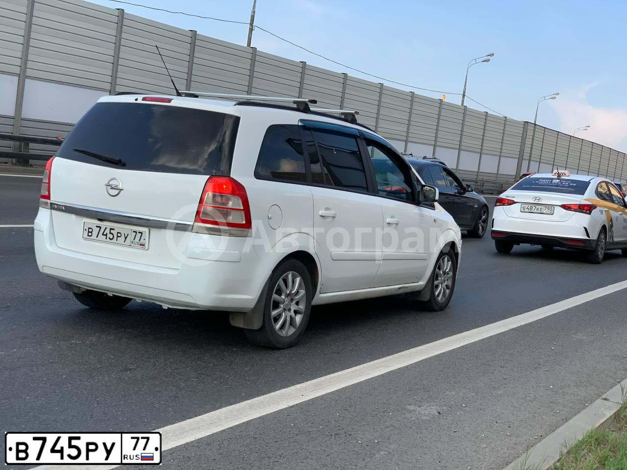 Фото автомобиля OPEL ZAFIRA, 2012 — госномер В745РУ77. Цвет: Белый