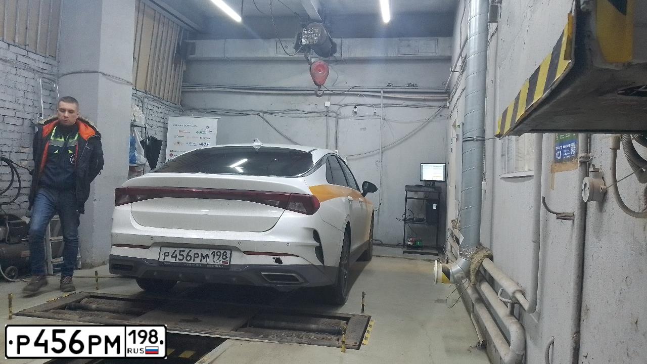 Фото автомобиля KIA K5, 2021 — госномер Р456РМ198. Цвет: Снежно-Белый перламутр
