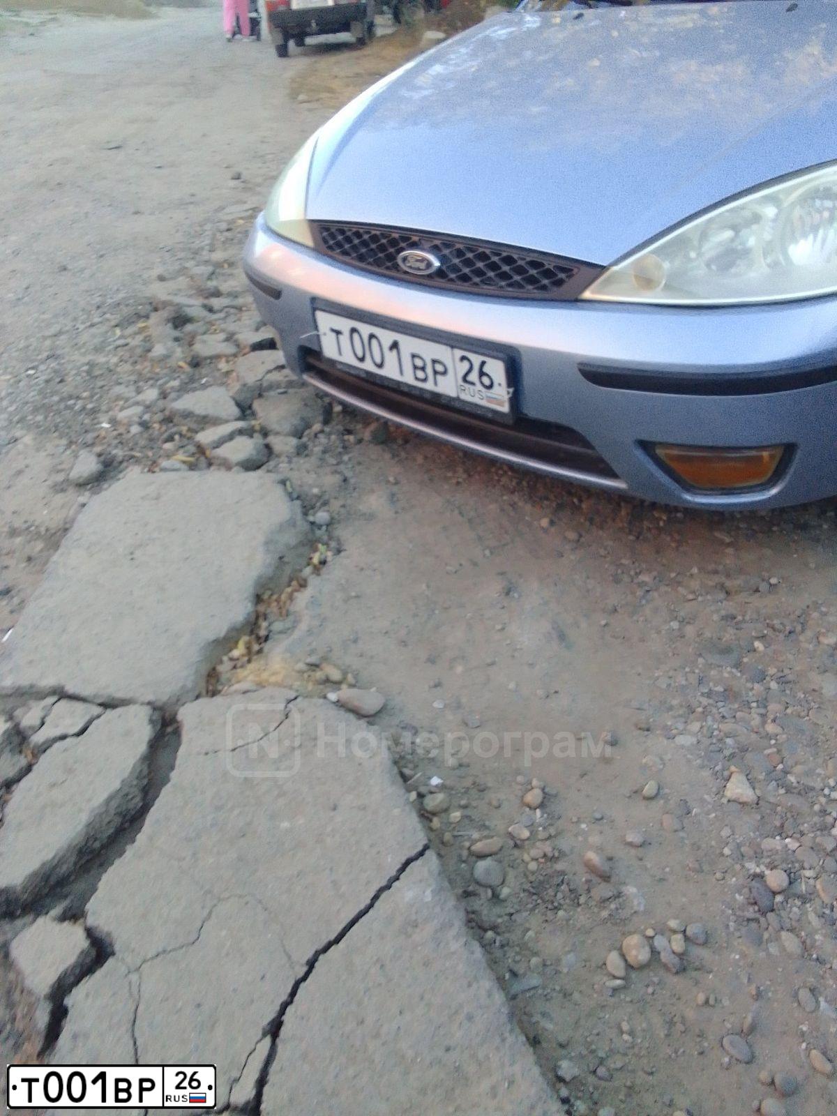 Фото автомобиля FORD FOCUS, 2004 — госномер Т001ВР26. Цвет: СВЕТЛО СЕРО-ГОЛУБОЙ